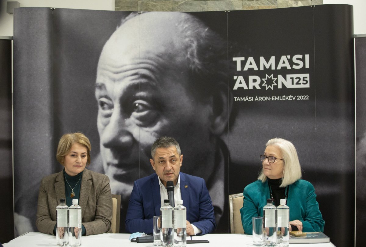 Potápi Árpád János, a Miniszterelnökség nemzetpolitikáért felelős államtitkára, Csibi Krisztina, a Magyarság Háza igazgatója  és A. Szabó Magda projektvezető a Tamási Áron-emlékévről tartott sajtótájékoztatón •  Fotó: MTI/Mohai Balázs