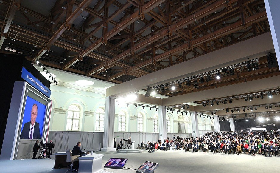 Az orosz elnök szmetől szemben az újságírókkal •  Fotó: Kreml