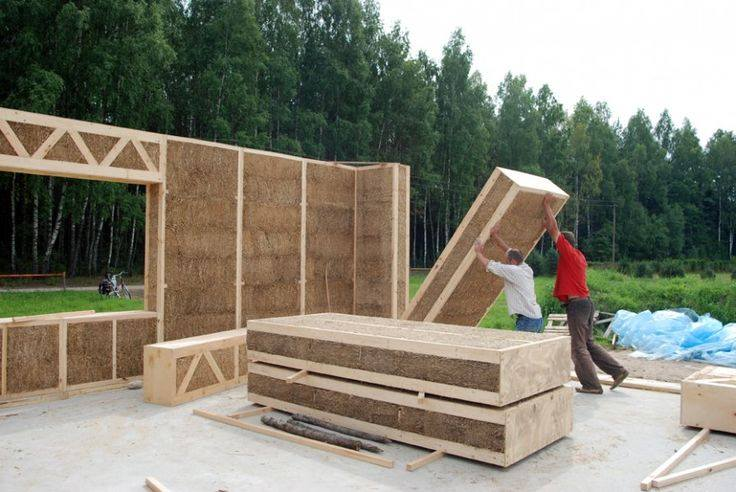 A szalmaházak egyik lehetséges építési módja a panellszerkezet •  Fotó: Facebook/Szalmabála Építészet