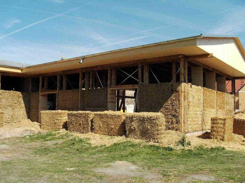 Megfelelő tapasztás mellett a szalmaházak nem szorulnak újításra •  Fotó: Facebook/Szalmabála Építészet