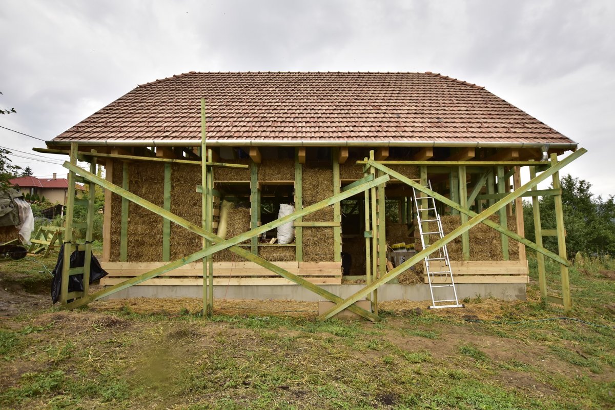 A fa szerkezet elbírja a tető súlyát, a szalmát a falak kitöltésére használják •  Fotó: Magyar Szalmaépítők Egyesülete