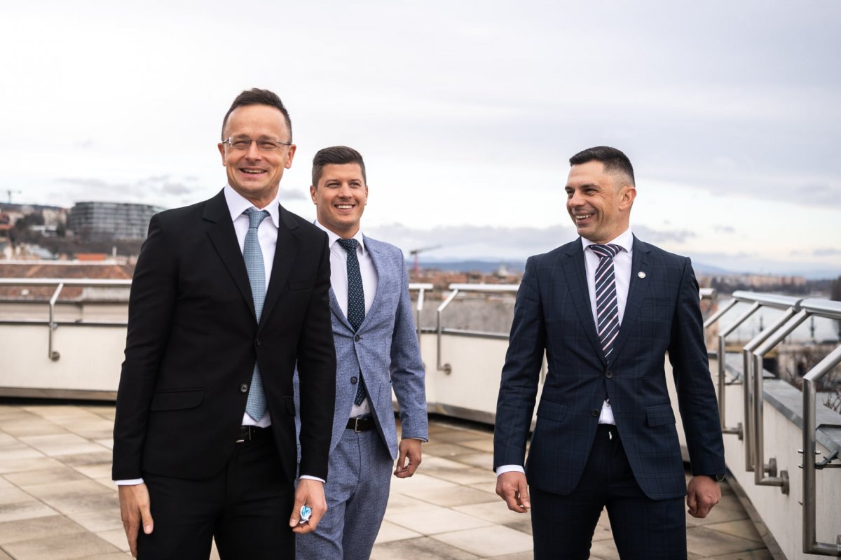 Szijjártó Péter magyar külügyminiszter, a külügyminiszteri főtanácsadóként tevékenykedő Gyurta Dániel olimpiai bajnok úszó és Novák Károly romániai sportminiszter Budapesten •  Fotó: Szijjártó Péter/Facebook