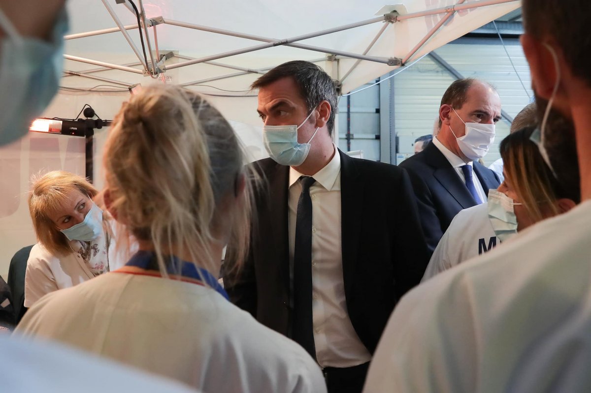 Olivier Veran (középen) szerint a karanténidőszakok lerövidítése segít megvédeni a gazdaságot •  Fotó: Olivier Véran/Facebook