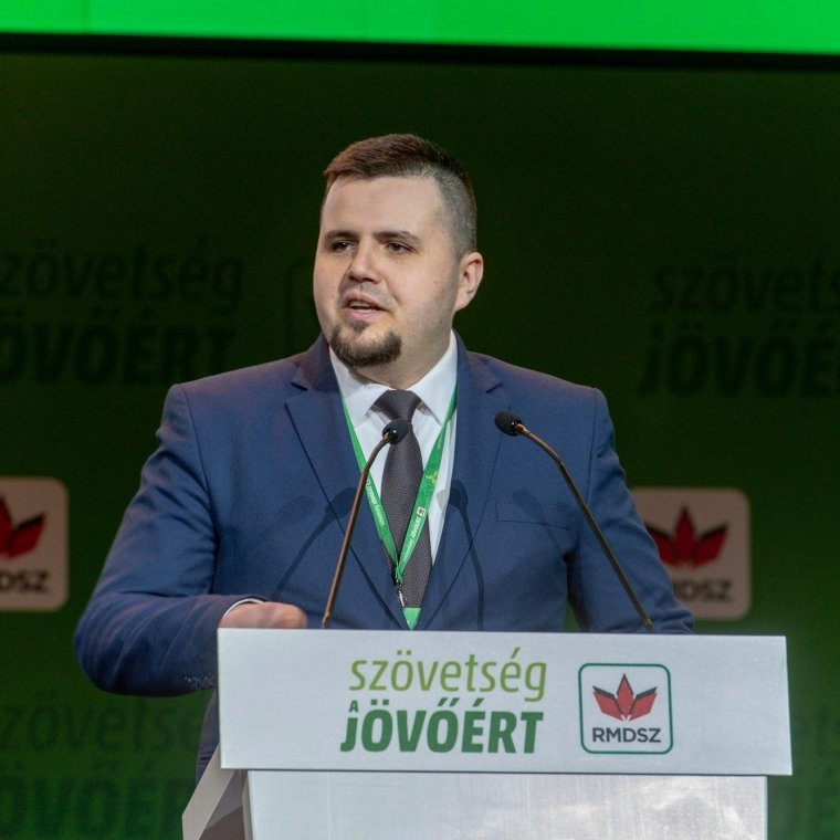Kizárta soraiból és okmányhamisítással vádolja Apjok Norbertet az RMDSZ