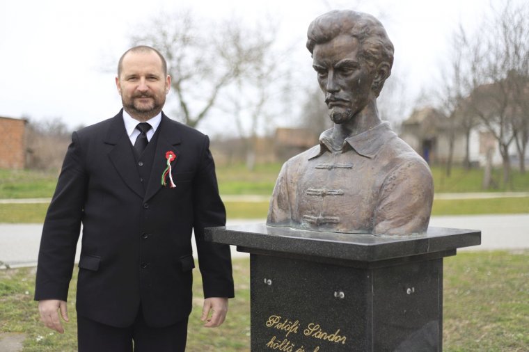 Megrongálták Petőfi mellszobrát Horvátországban