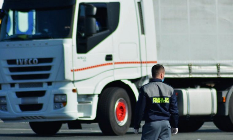 Kamionok rakterébe rejtőzött pakisztáni és afganisztáni állampolgárokat tartóztattak fel az aradi határőrök