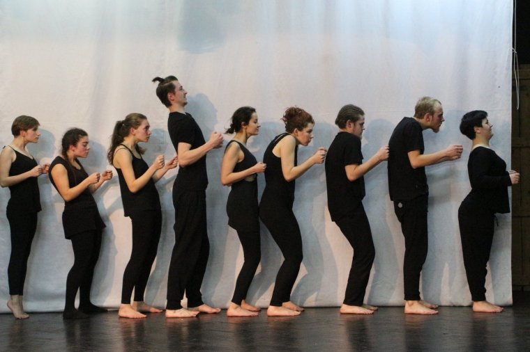 Színészképzés: előnyt kovácsolni a kényszerűségből