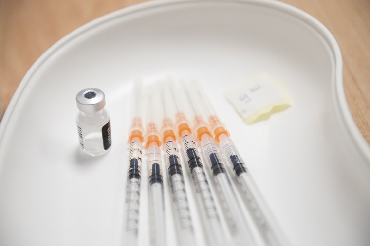 Uniós vezetők ígérik, betartatják az oltóanyaggyártókkal a szerződéses kötelezettségeket