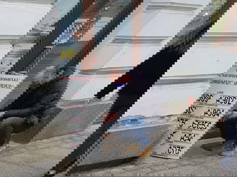 Újabb történelmi mélyponton a román lej az euróval szemben