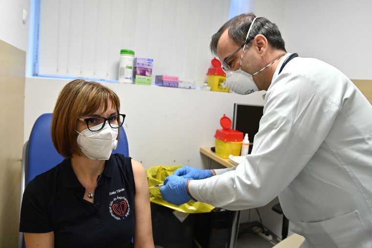 Magyarország lassúnak tartja az uniós vakcinabeszerzést, ezért kínai és orosz védőoltást is vásárol