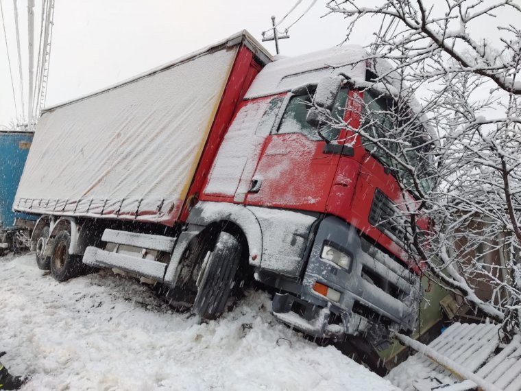 Károkat okozott az ítéletidő Maros megyében, fákat és villanyoszlopot döntött ki a szél
