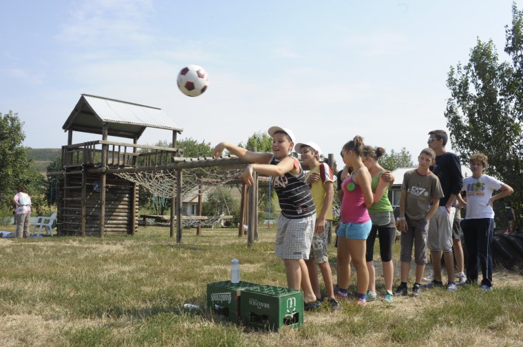 Határok nélküli élményterápia a Yuppival: tíz éve táborozhatnak ingyenesen a beteg gyerekek