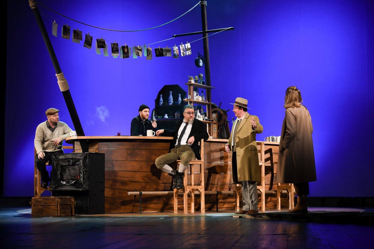 A gát című előadás szereplői önmagukról vallanak rémmeséiken és tündérmeséiken keresztül •  Fotó: Harag György Társulat