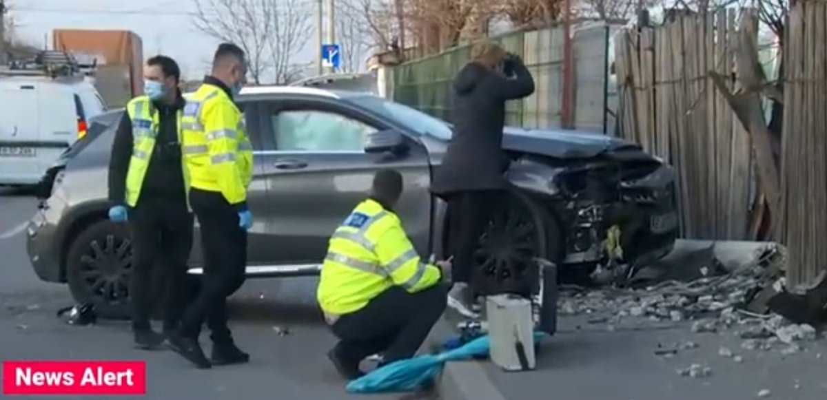 Rendőrök vizsgálódnak a tragédia helyszínén •  Fotó: Videófelvétel/Digi24