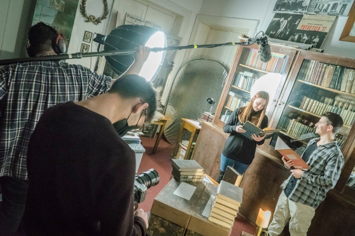 A Babeș–Bolyai Tudományegyetem színis és fi lm szakos hallgatói közösen készülnek
a magyar színjátszás jubileumának megünneplésére •  Fotó: BBTE Színház és Film Kara - Facebook