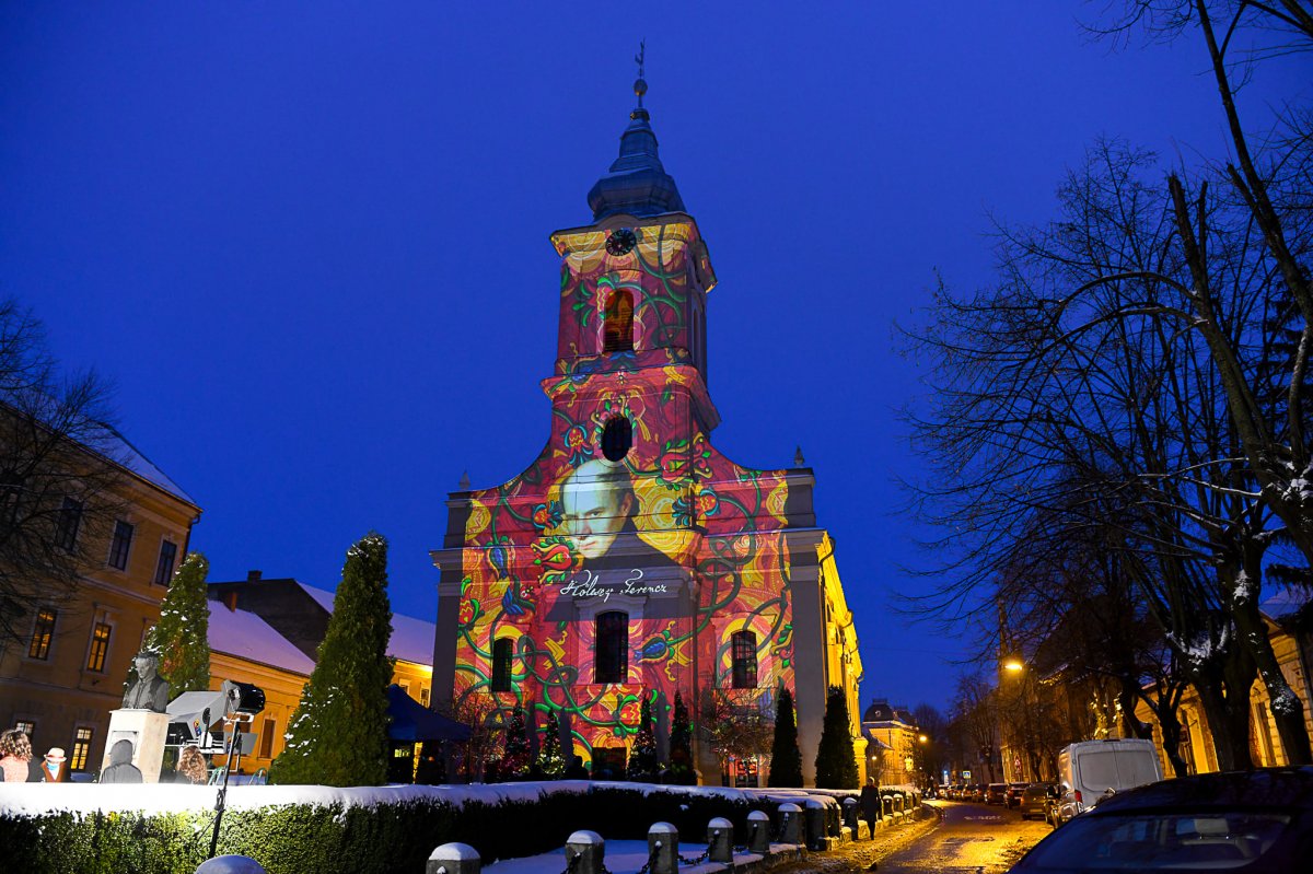 Szatmárnémeti Polgármesteri Hivatala a Láncos Templomra vetített fényfestéssel tisztelgett a magyar kultúra előtt. •  Fotó: Harag György Társulat