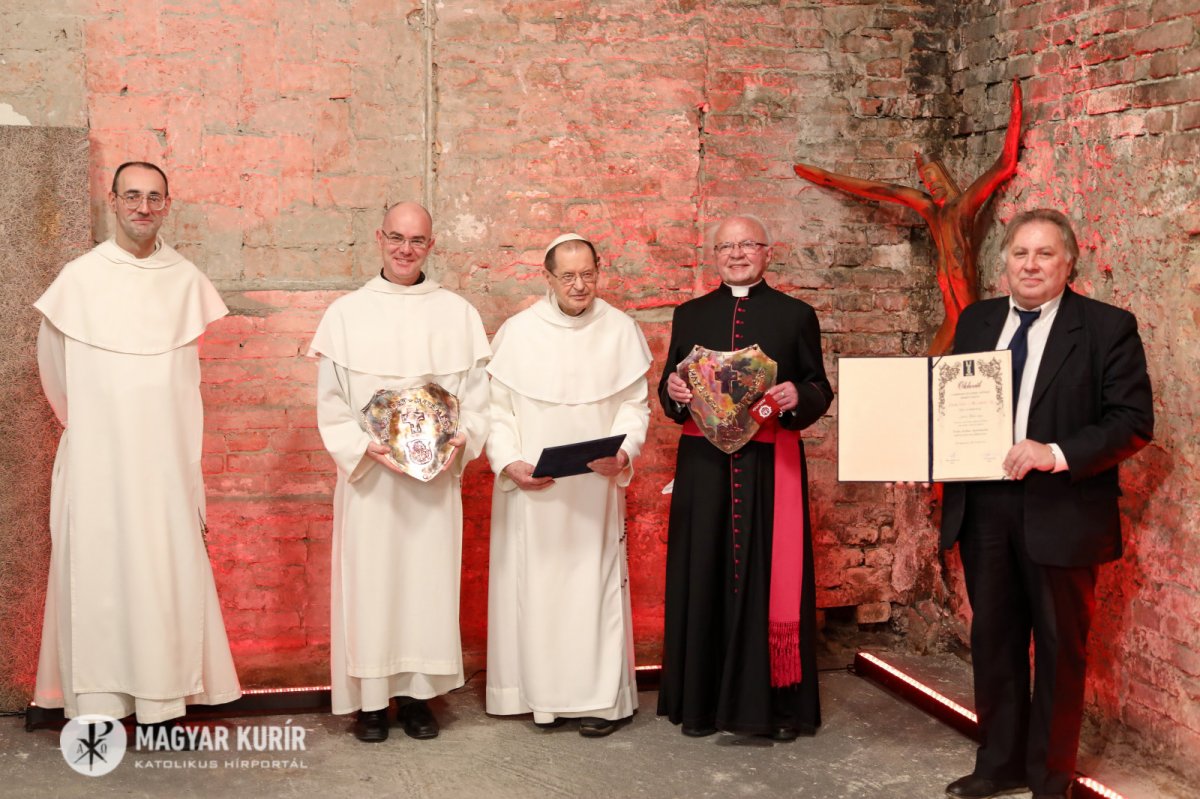 Jakab Gábor plébános (jobbról a második) az első határon túli egyházi személyiség, aki megkapta a Hit pajzsa díjat • Fotó: Merényi Zita/Magyar Kurír