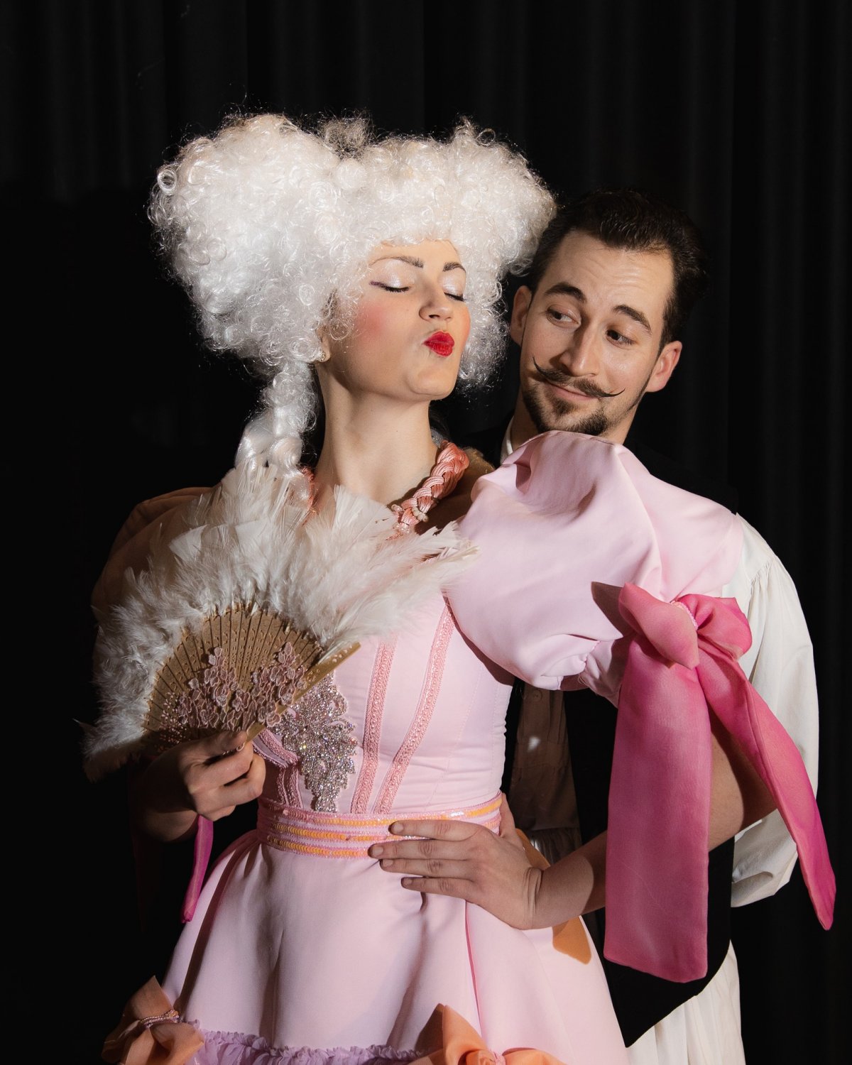 A János vitéz főszerepében Drimba Máté (jobbra) a táncegyüttes fiatal táncosa •  Fotó: Szigligeti Színház