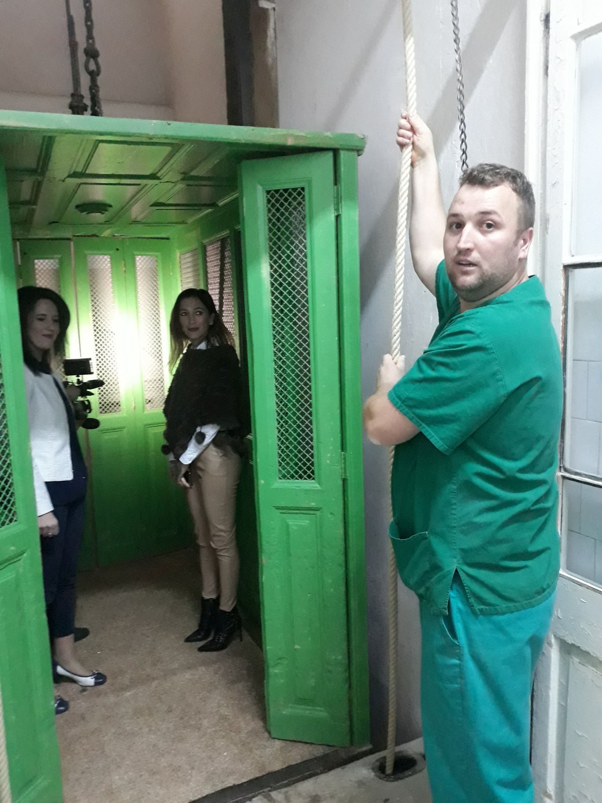 A kézi meghajtású liftek a segesvári kórház jelképeivé váltak, így semmiképpen nem dobják ki őket •  Fotó: Szucher Ervin