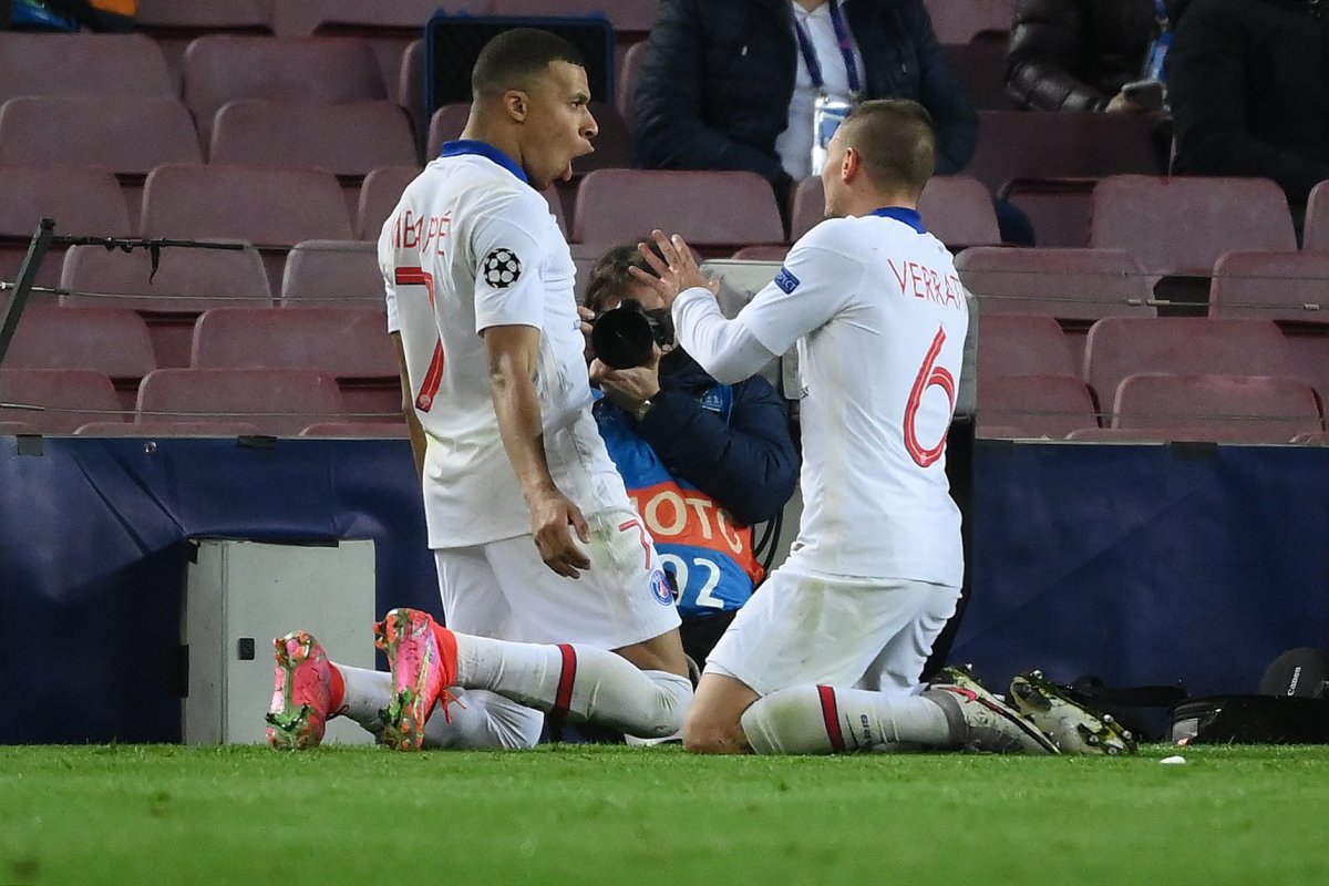 Kylian Mbappé (balra) mesterhármast szerzett a Camp Nouban rendezett összecsapáson •  Fotó: UEFA/Facebook