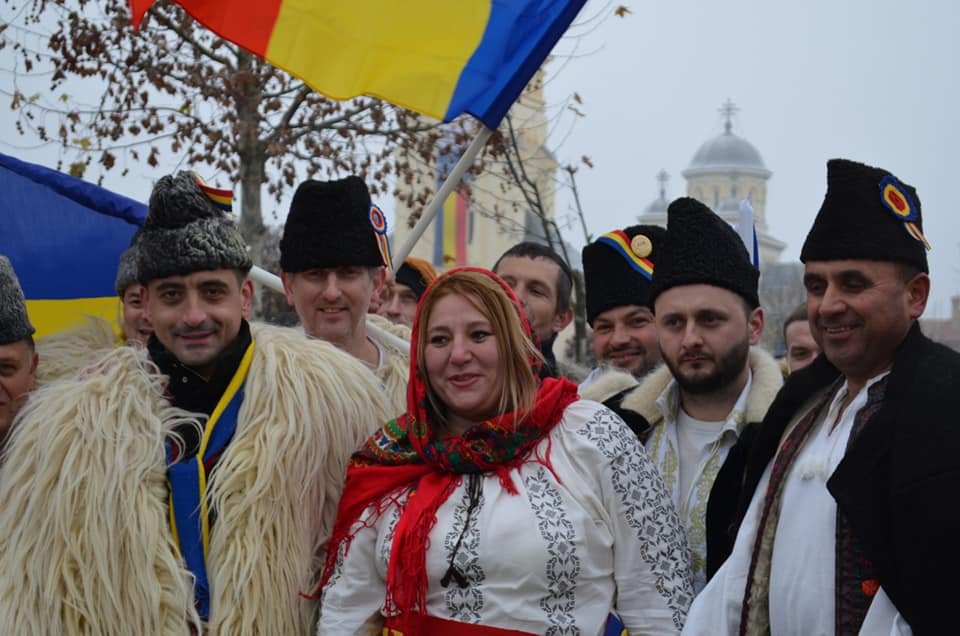 Elválnak útjaik: George Simion (balra) pártja számára is kényelmetlenné váltak Diana Șoșoacă szenátor (középen) megnyilvánulásai •  Fotó: Diana Sosoaca/Facebook