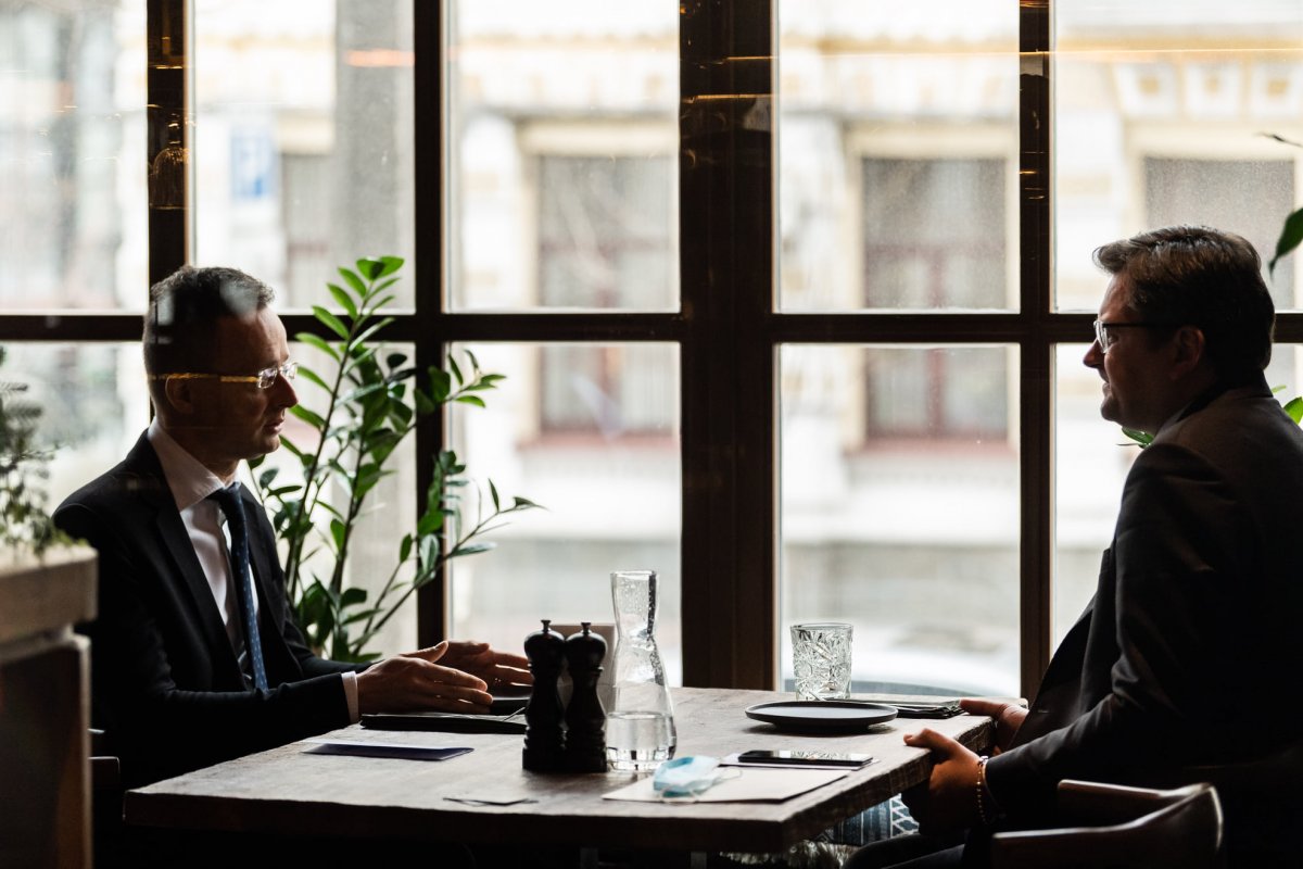 Szijjártó Péter külügyminiszter az ukrán kollégájával, Dmitro Kulebával folytatott megbeszélésen • Fotó: Szijjártó Péter/Facebook