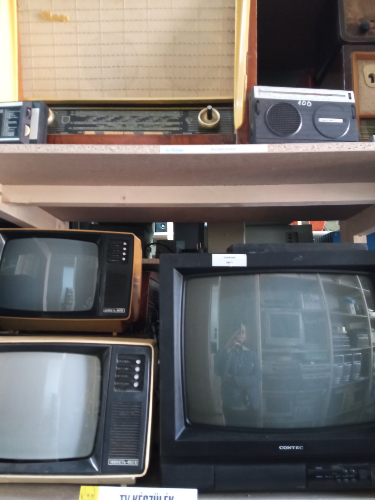A régi tévék és rádiók a költözés ellenére is szűkösen férnek a polcon a TeleTárban. Egyszer talán egy „igazi” kiállítótérbe kerülnek •  Fotó: Tóth Gödri Iringó