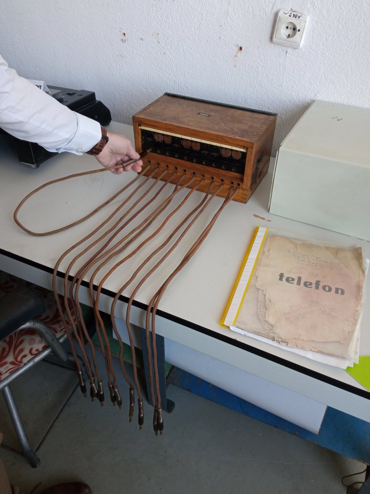 Sepsiszentgyörgy egykori telefonközpontja és a Kommunista Párt Központi Bizottságának egykori telefonkönyve •  Fotó: Tóth Gödri Iringó