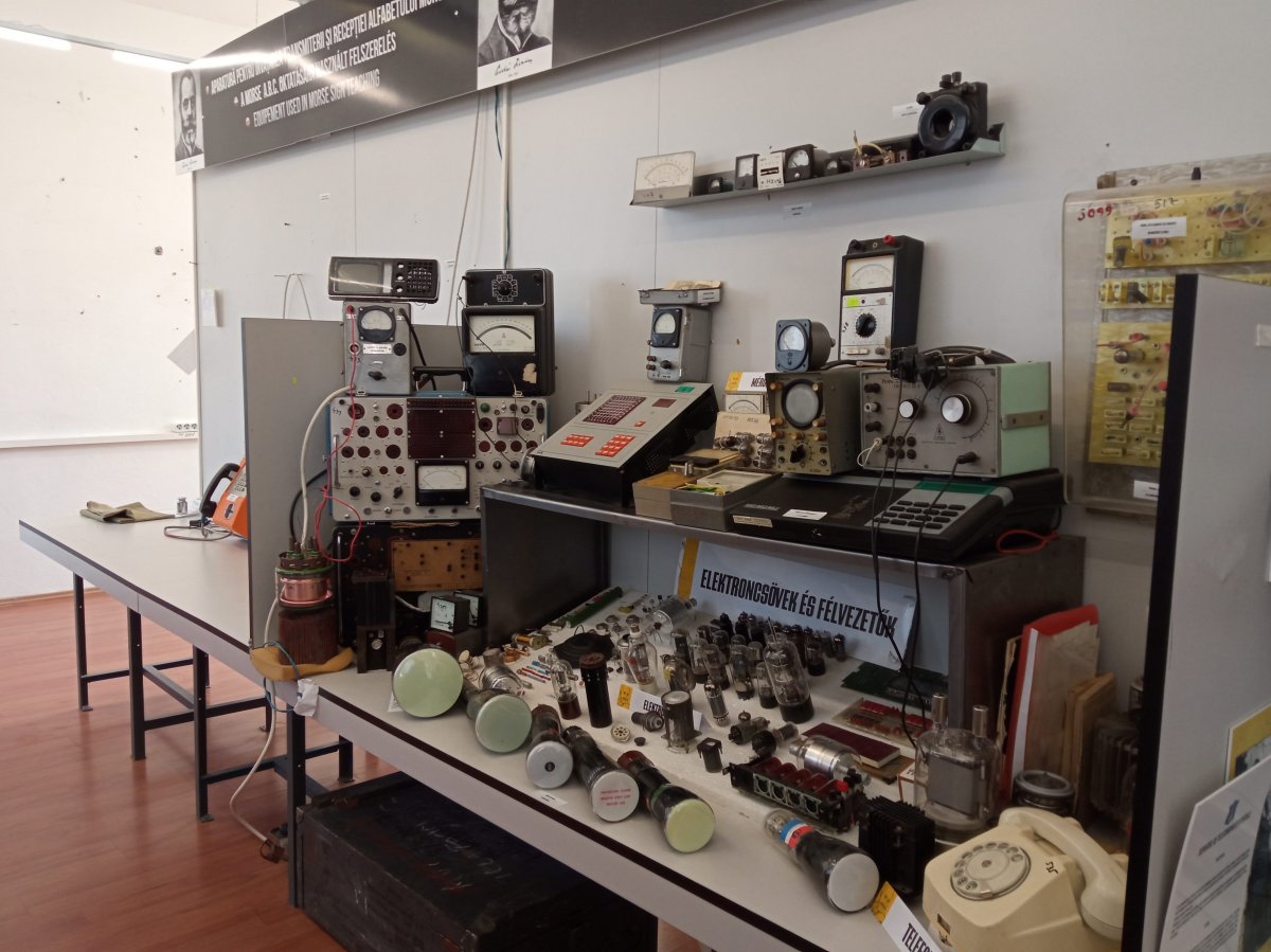 Nem csak nagy és látványos tárgyakat ismerhetünk meg, a Puskás Tivadar Szakközépiskolában található kiállítás az elektromos vezetőket és félvezetőket is megismerteti a látogatóval •  Fotó: Tóth Gödri Iringó