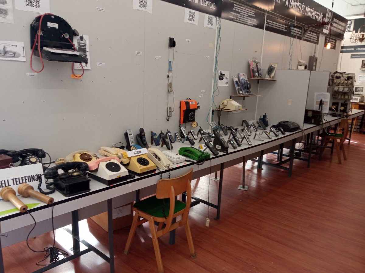 A telekommunikáció fejlődését bemutató részlegen, a Puskás Tivadar Szakközépiskolában sokan felfedezhetik régi telefonjaikat •  Fotó: Tóth Gödri Iringó