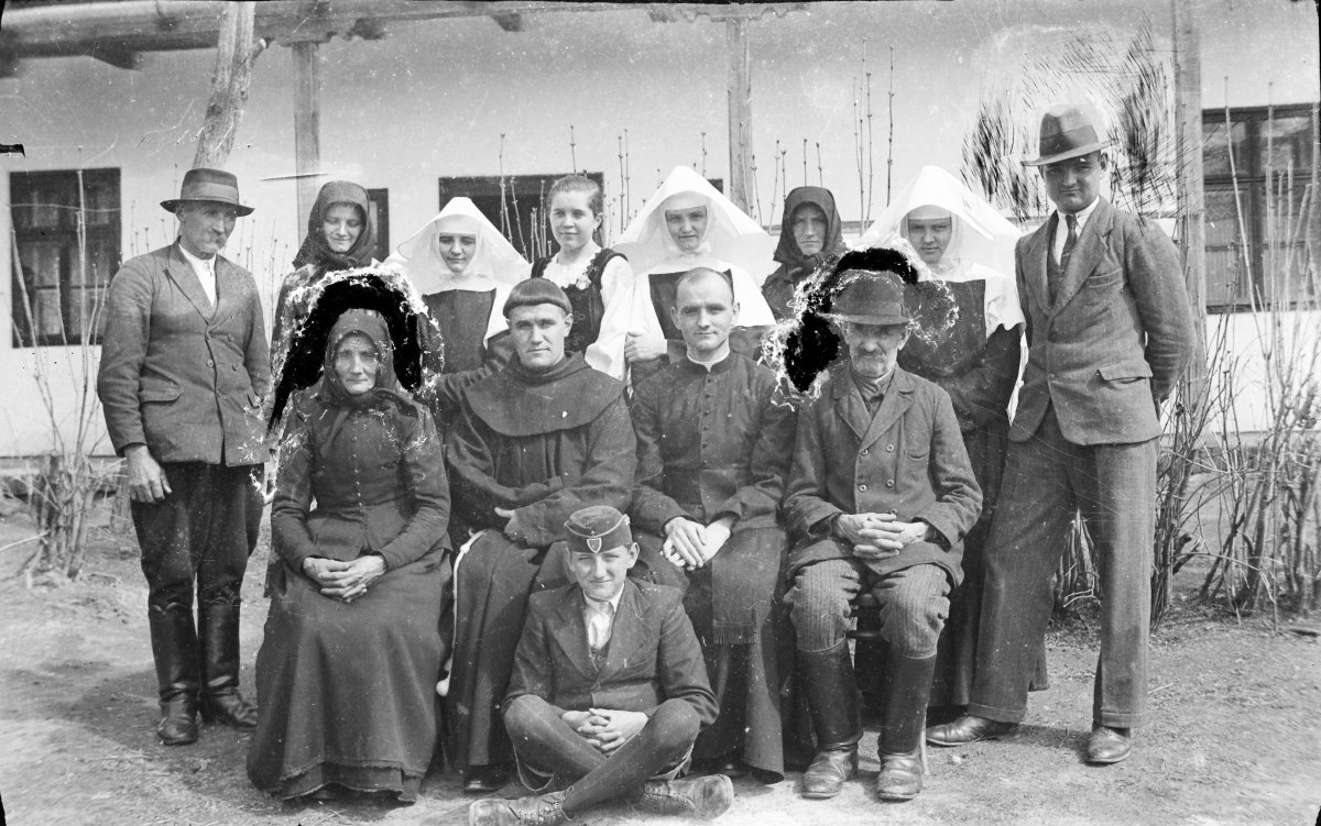 Tyukodi Mihály (ülő sorban jobbról a második) feltehetően családja és a helyi plébános, P. Kassay Kelemen társaságában a Mihály első miséje alkalmával, 1942. április 5-én. A felvétel készítője ismeretlen. •  Fotó: ismeretlen