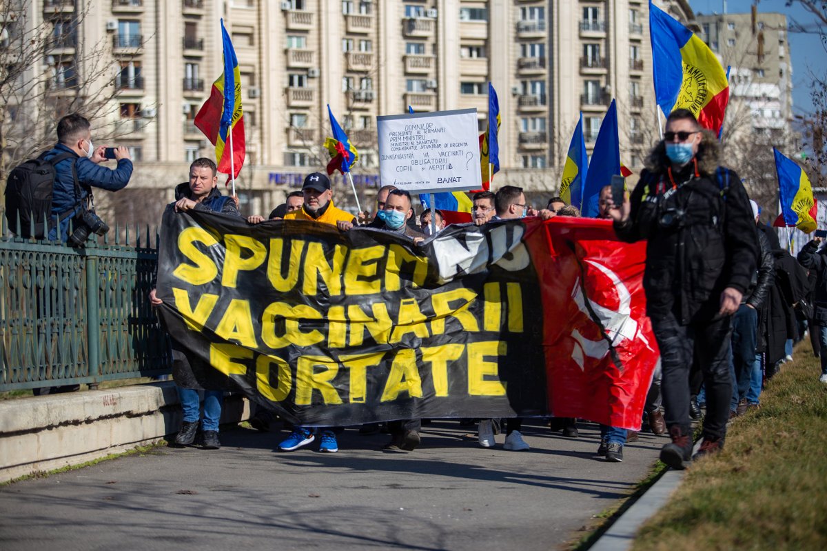 Az „erőltetett” oltás ellen meneteltek a demonstrálók Bukarestben •  Fotó: Claudiu Tarziu/Facebook