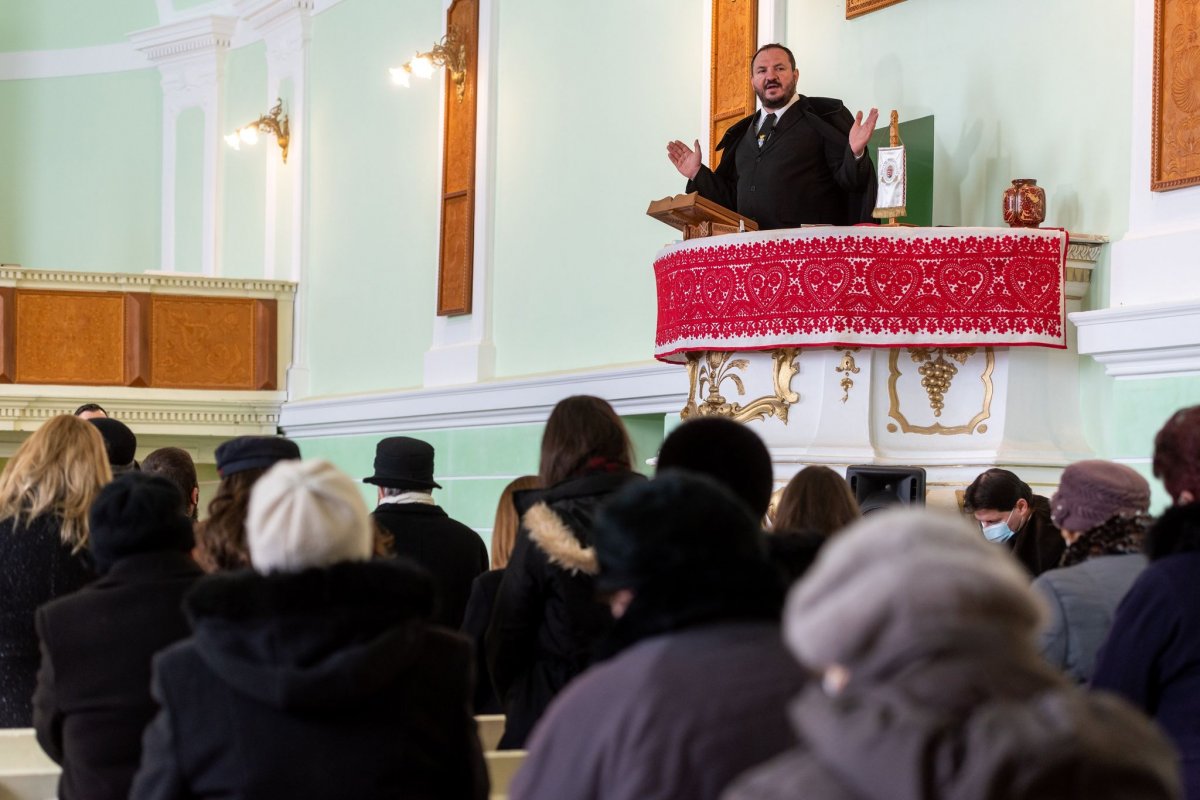 Solymosi Zsolt, a kolozsvári János Zsigmond Unitárius Kollégium aligazgatója prédikál a vallásszabadság ünnepe alkalmából tartott istentiszteleten a tordai unitárius templomban •  Fotó: Kiss Gábor/MTI