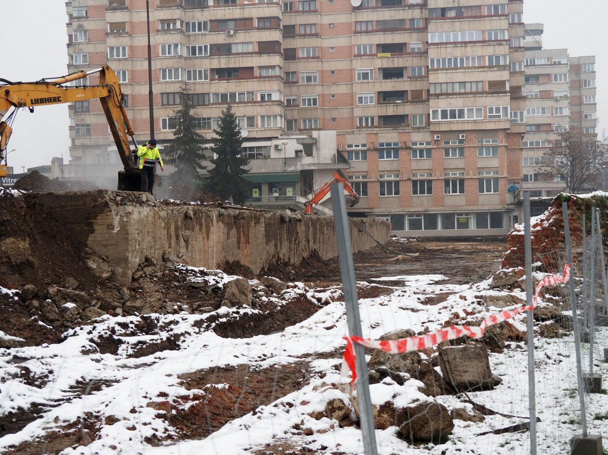 A régészek első körben letisztítják a várhoz közeli területet •  Fotó: Bihari Napló/Alexandru Nițescu