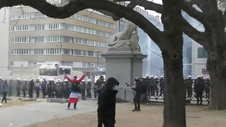 Erőszakba torkollott Brüsszelben a korlátozások elleni tüntetés, a rendőrség vízágyút és könnygázt is bevetett
