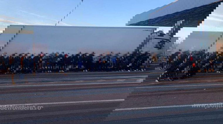 Csaknem negyven migránst találtak egy kamion rakterében a nagylaki határrendészek