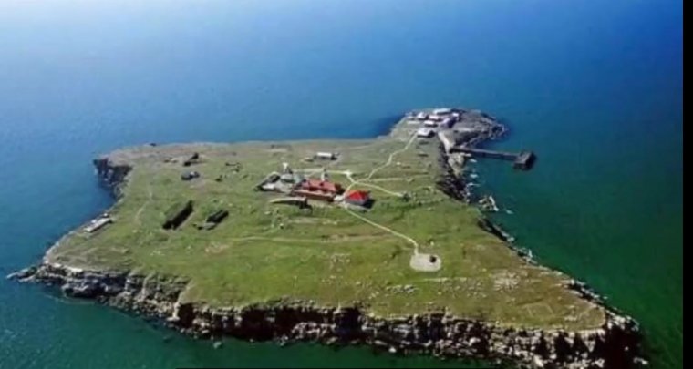 Ukrajna azt állítja, visszafoglalta a Kígyó-szigetet, az oroszok szerint „jóindulattal” feladták
