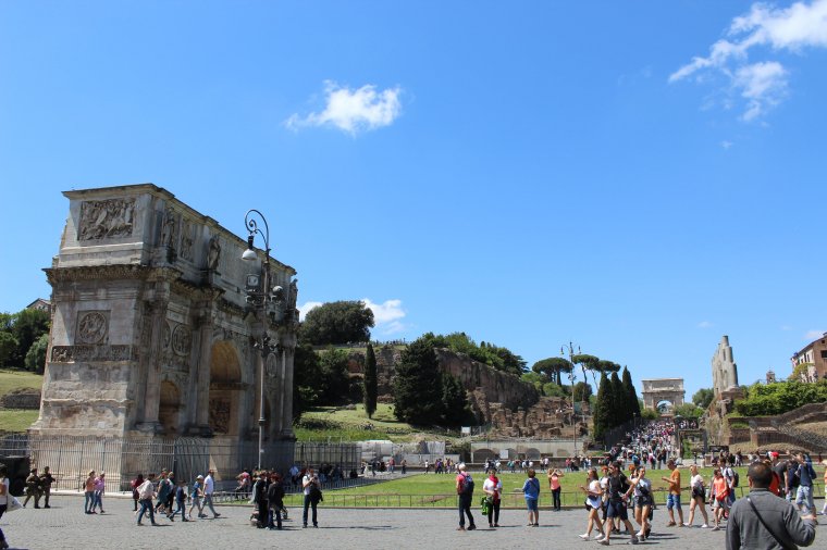 Közösen viszik egy ukrán és egy orosz család tagjai a keresztet a római keresztúton nagypénteken