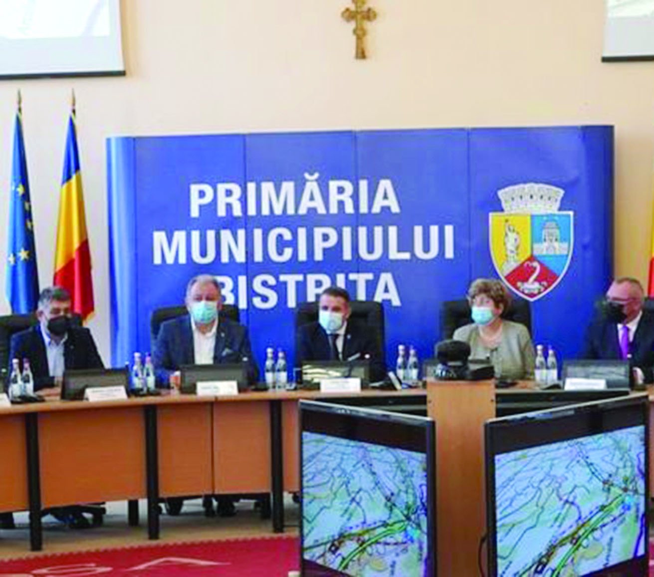 Az együttműködést aláíró felek a besztercei városházán •  Fotó: Facebook/Timponline