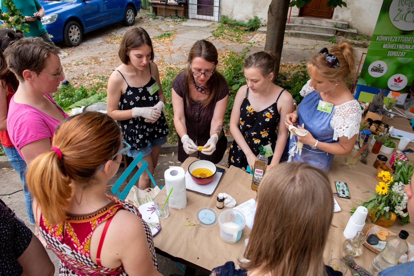 A zöld projekt keretében házi készítésű tisztítószereket állítanak elő a foglalkozások résztvevői •  Fotó: Facebook/ Nekünk ZÖLD