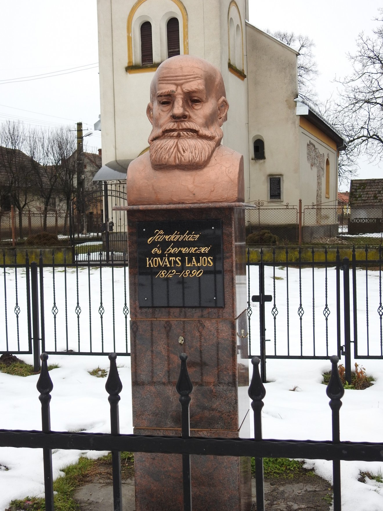 Kováts Lajos szobra a falu központjában •  Fotó: Makkay József