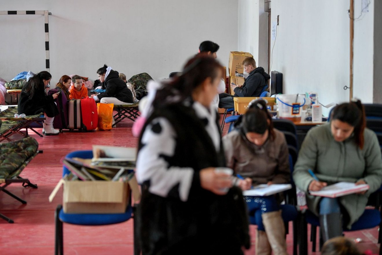 Sértegetik is őket. A háború miatt Ukrajnából Magyarországra menekülők pihennek a Beregsurányban kialakított segítségponton •  Fotó: MTI/Czeglédi Zsolt