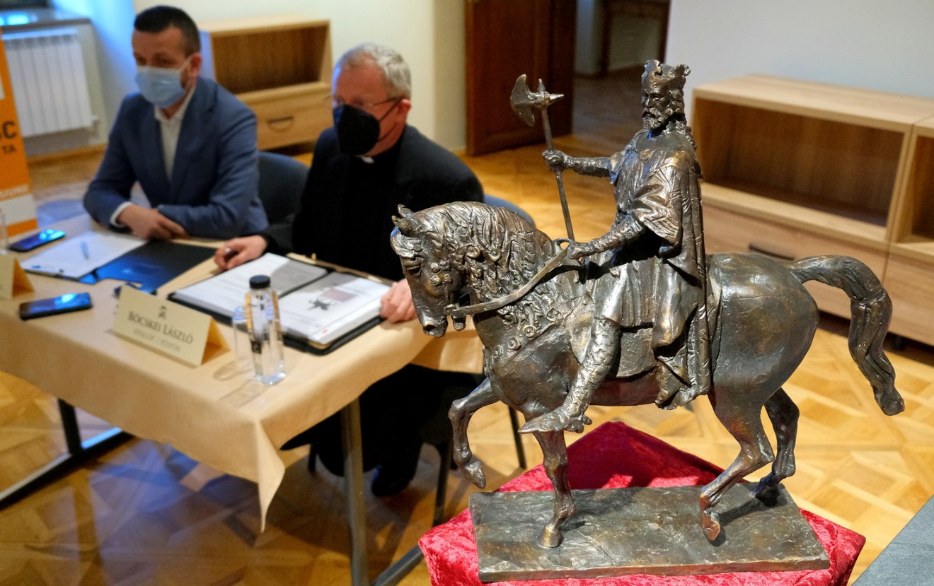 Florin Birta polgármester és Böcskei László megyés püspök a Szent László-szobor makettjével, amely jelenleg a római katolikus püspöki palotában tekinthető meg / Archív felvétel •  Fotó: Nagyváradi Polgármester Hivatal