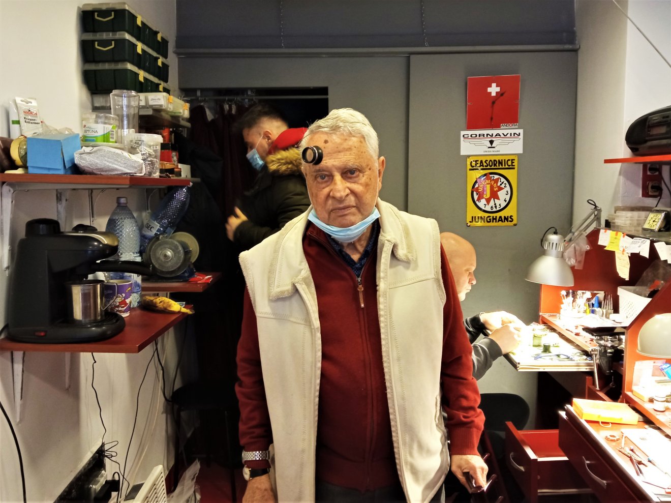 Marosán András műhelyében, háttérben fia és unokája •  Fotó: Tóth Gödri Iringó