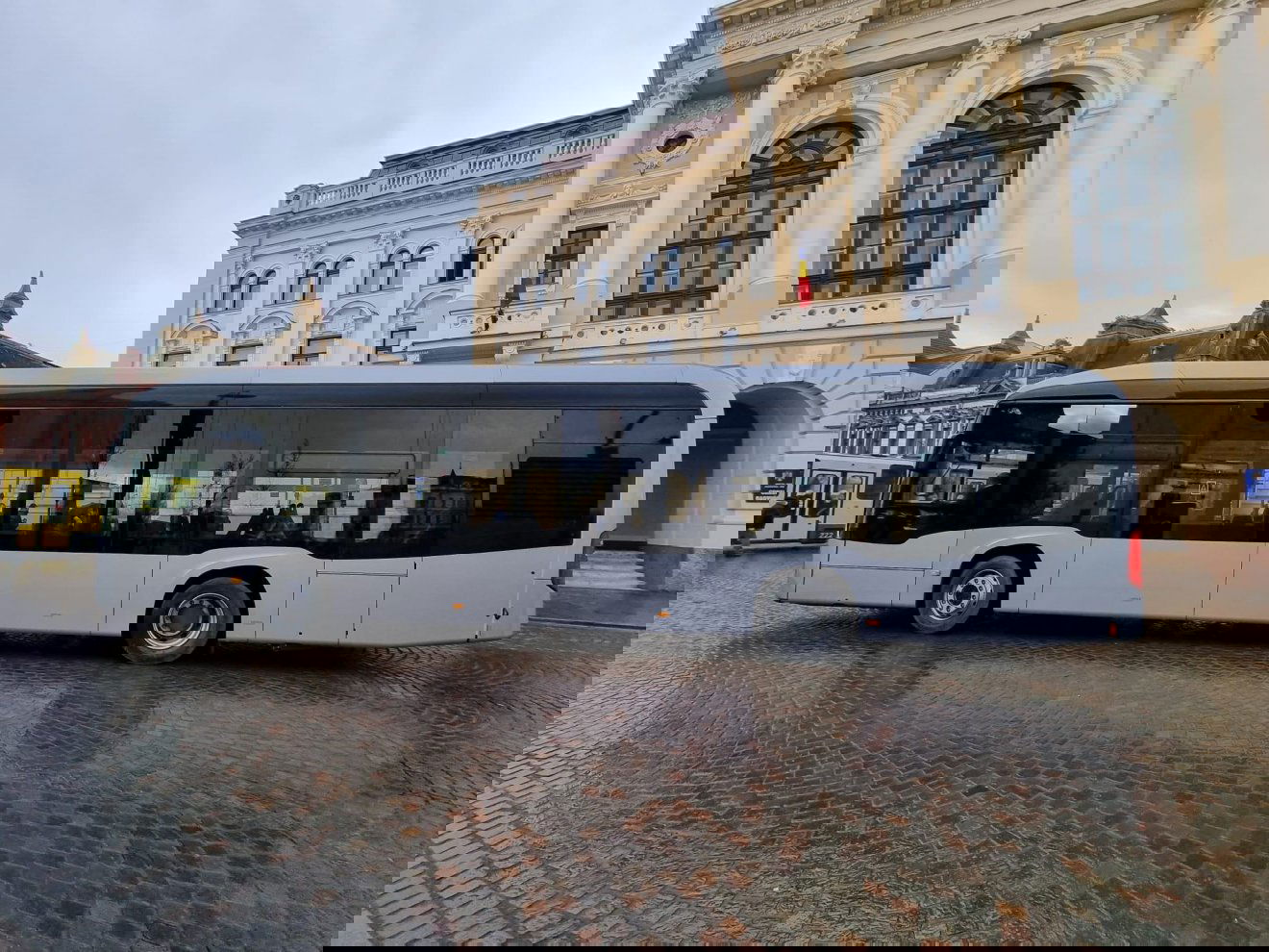 A Mercedes cég új busza a nagyváradi városháza előtt •  Fotó: Facebook/Primăria Oradea