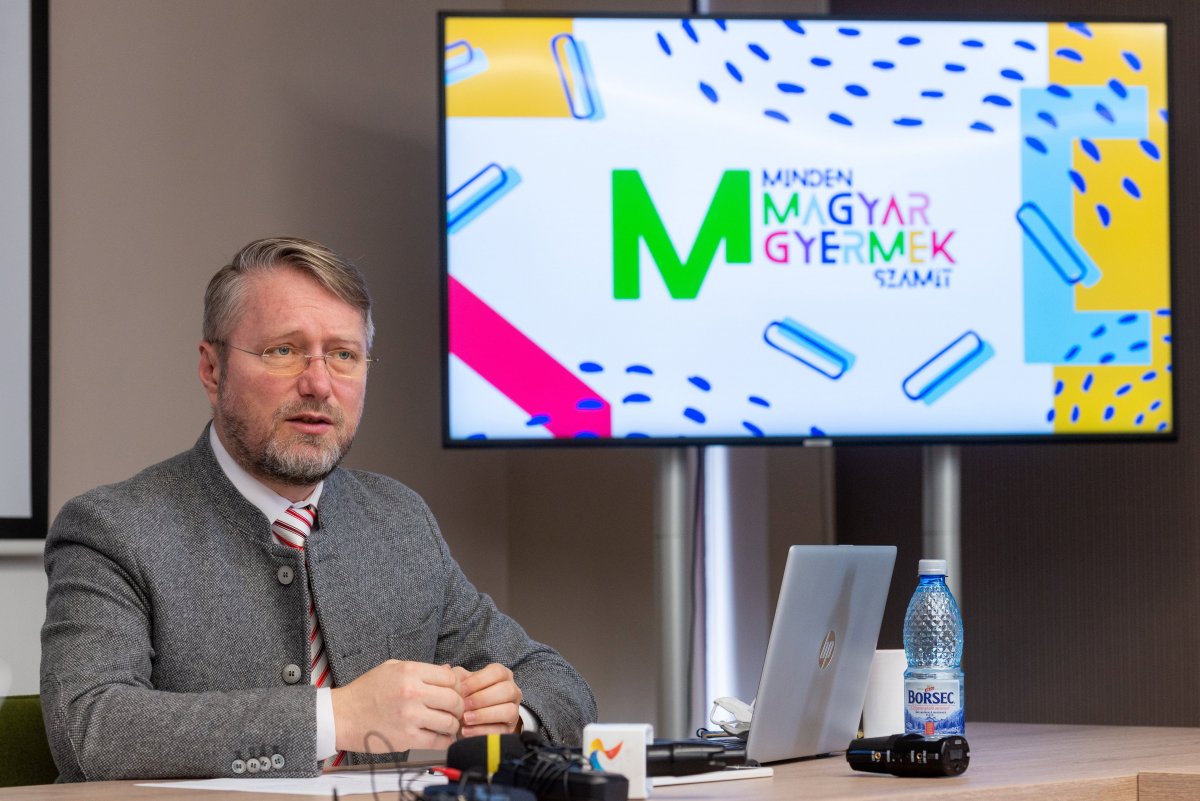 Szabó Ödön parlamenti képviselő a kolozsvári sajtótájékoztatón •  Fotó: MTI/Kiss Gábor