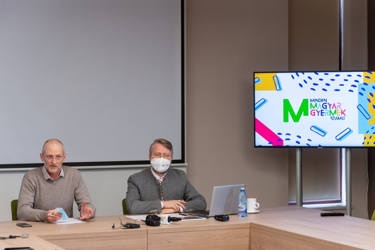 Magyari Tivadar és Szabó Ödön a kolozsvári sajtótájékoztatón •  Fotó: MTI/Kiss Gábor
