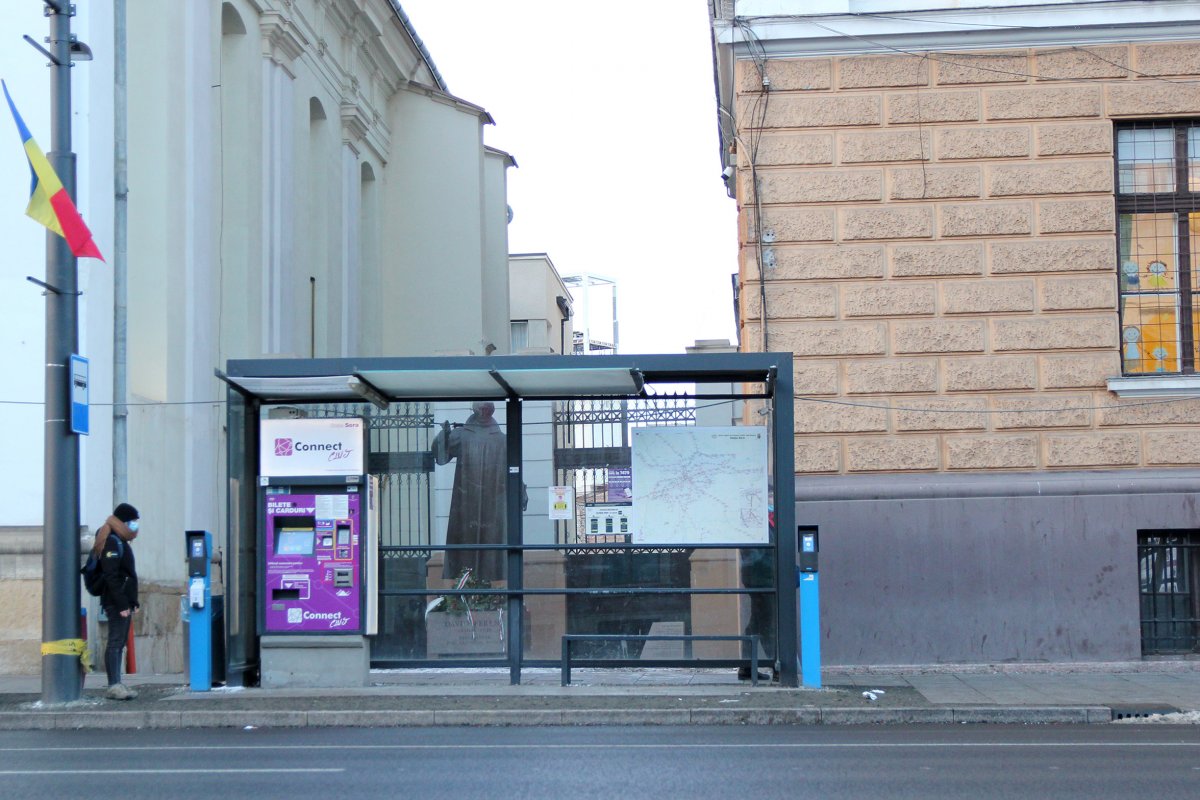 Korábban Dávid Ferenc szobrát takarta a buszmegálló &bullet;  Fotó: Jakab Mónika