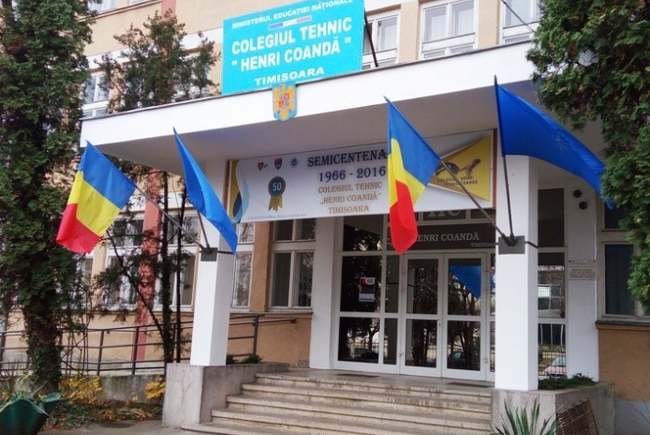 A Henri Coandă Főgimnázium kedden tért át az online oktatásra •  Fotó: Tion.ro