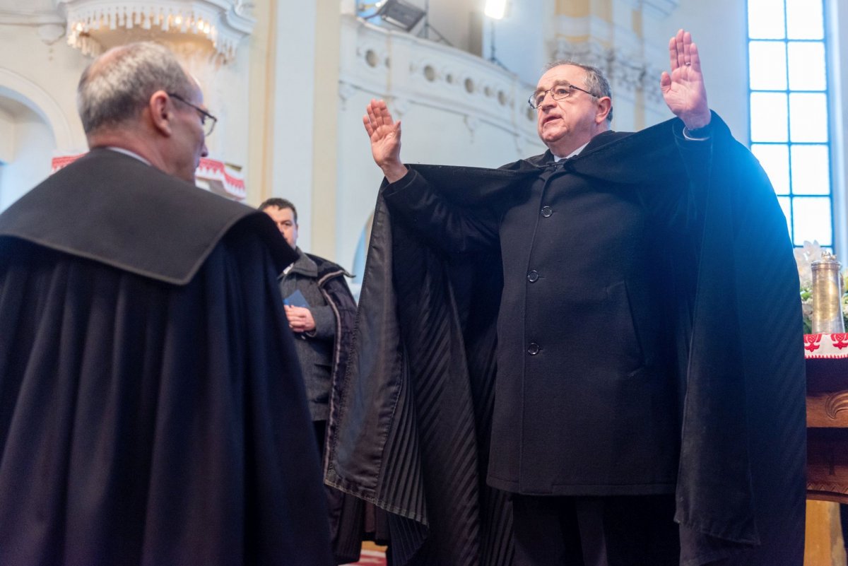 Bálint Benczédi Ferenc nyugalmazott püspök felszenteli Kovács Istvánt •  Fotó: MTI/Kiss Gábor